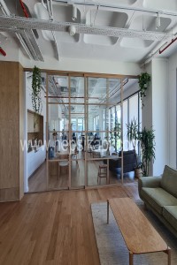 Doğal ahşap kaplamalı, sürgülü kapı-01 