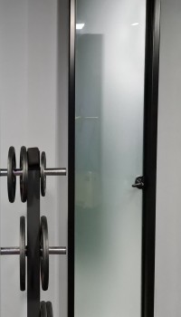 CMK50- siyah kasalı mat satine camlı alüminyum kapı 